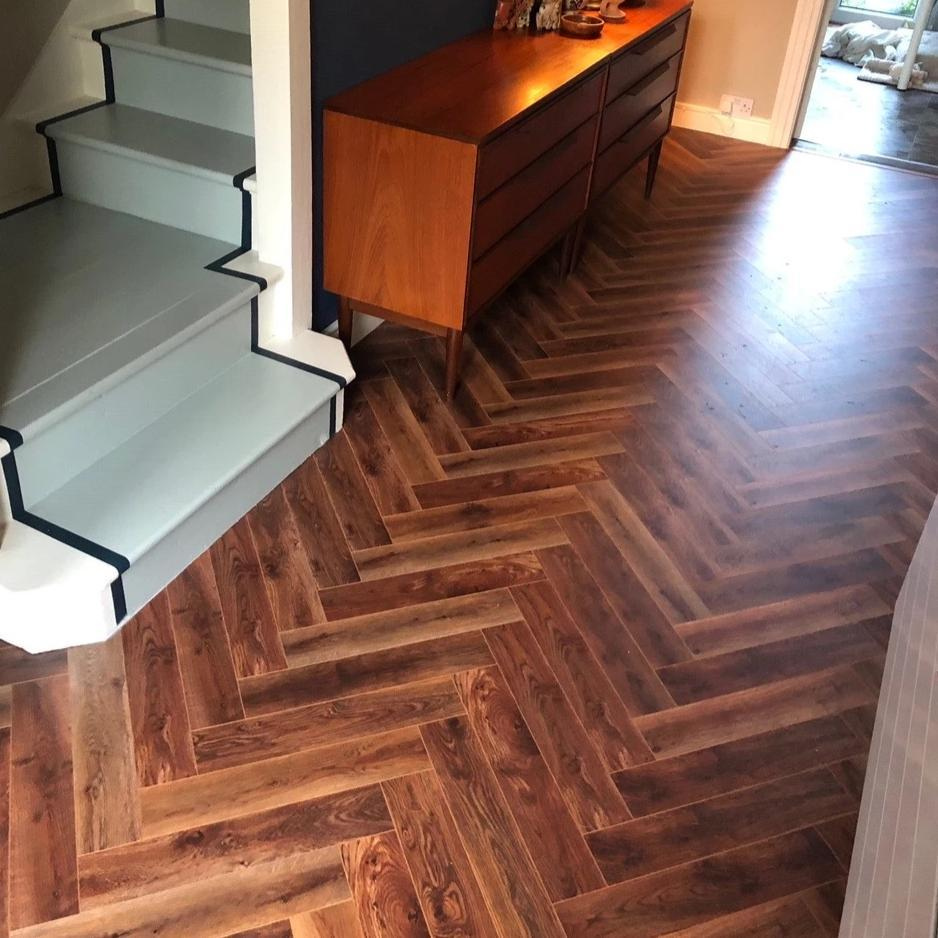 Barn Oak Laminate Herringbone Parquet Flooring Ac4 Rated Wood Floor